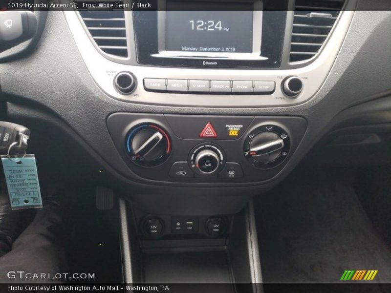 Frost White Pearl / Black 2019 Hyundai Accent SE