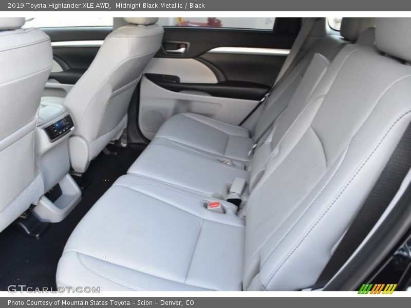 Midnight Black Metallic / Black 2019 Toyota Highlander XLE AWD