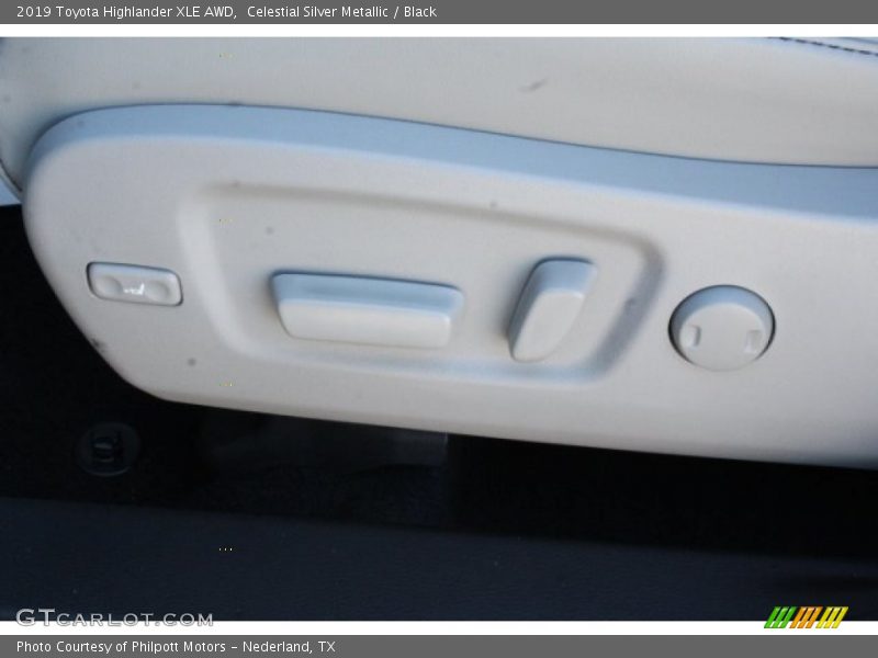 Celestial Silver Metallic / Black 2019 Toyota Highlander XLE AWD