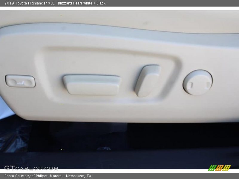 Blizzard Pearl White / Black 2019 Toyota Highlander XLE
