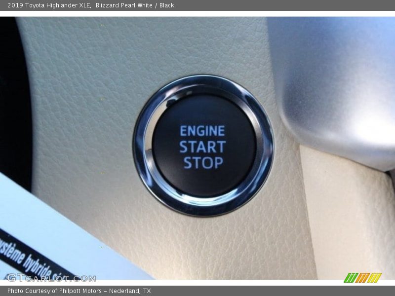 Blizzard Pearl White / Black 2019 Toyota Highlander XLE
