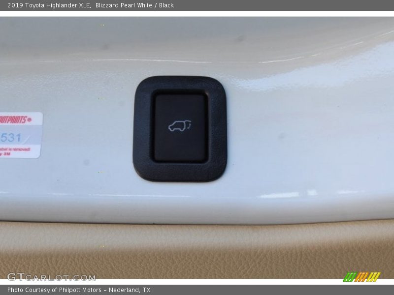 Blizzard Pearl White / Black 2019 Toyota Highlander XLE