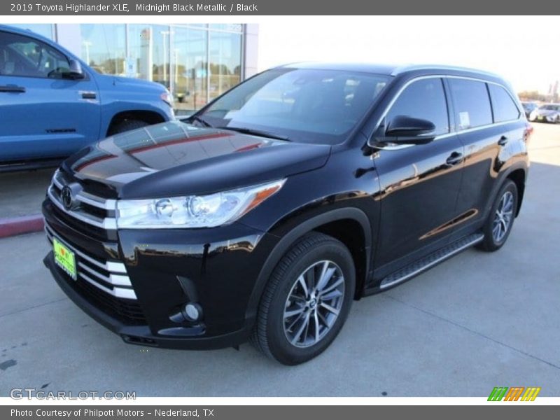 Front 3/4 View of 2019 Highlander XLE