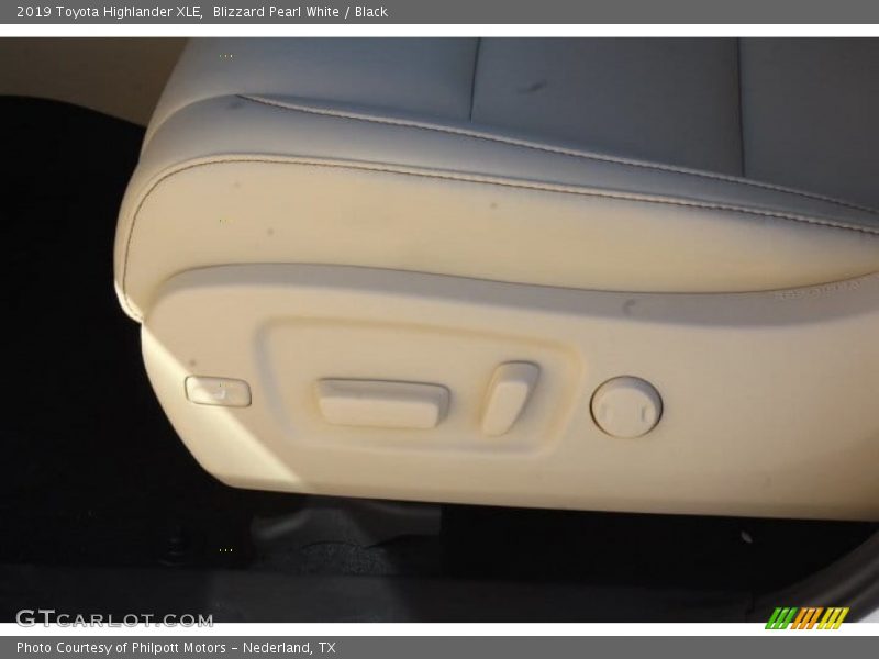 Blizzard Pearl White / Black 2019 Toyota Highlander XLE
