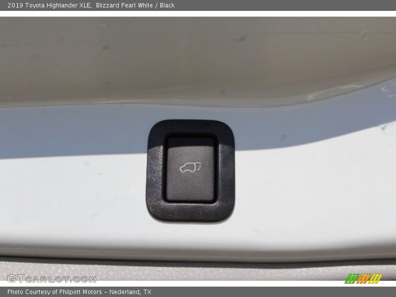 Blizzard Pearl White / Black 2019 Toyota Highlander XLE