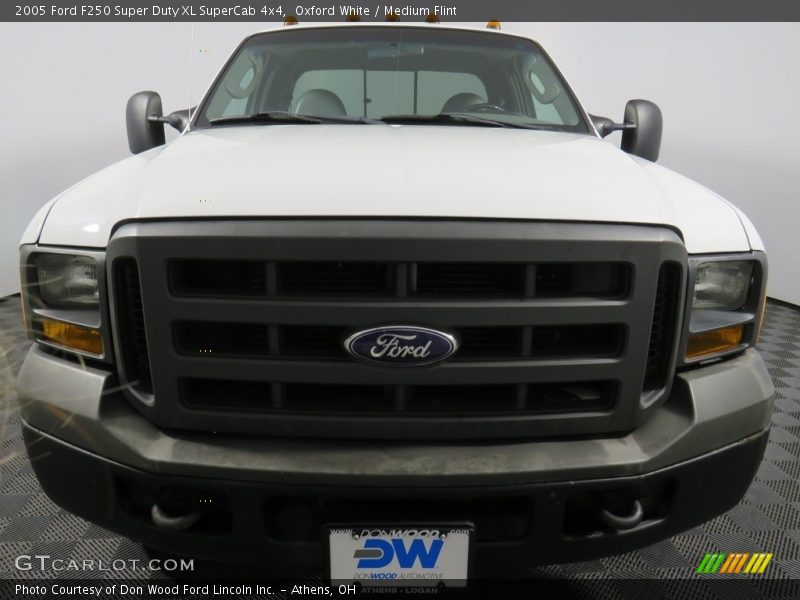 Oxford White / Medium Flint 2005 Ford F250 Super Duty XL SuperCab 4x4