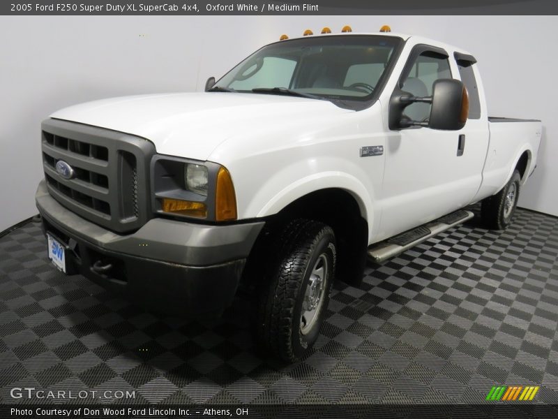 Oxford White / Medium Flint 2005 Ford F250 Super Duty XL SuperCab 4x4