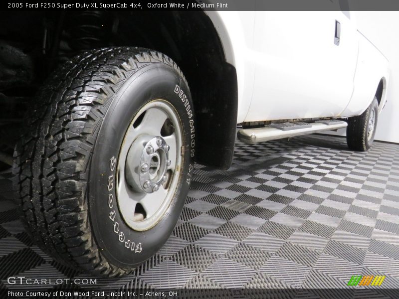 Oxford White / Medium Flint 2005 Ford F250 Super Duty XL SuperCab 4x4