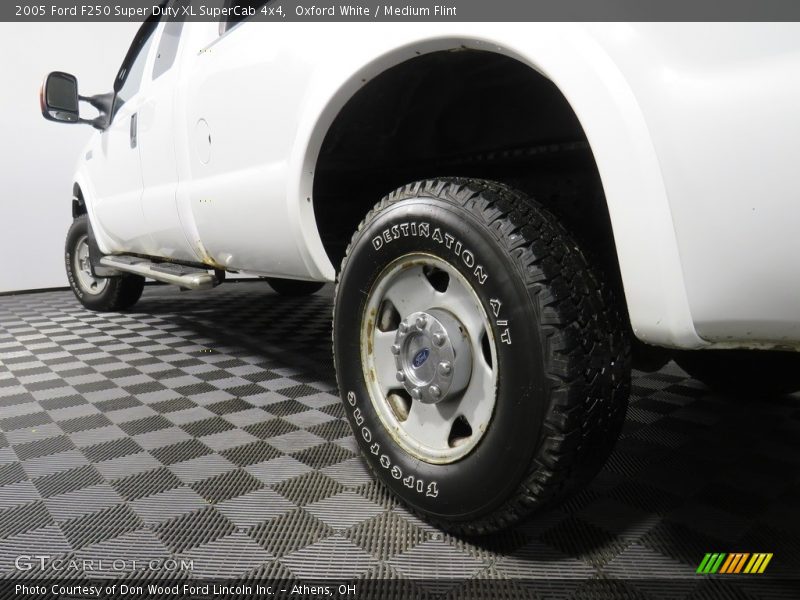 Oxford White / Medium Flint 2005 Ford F250 Super Duty XL SuperCab 4x4