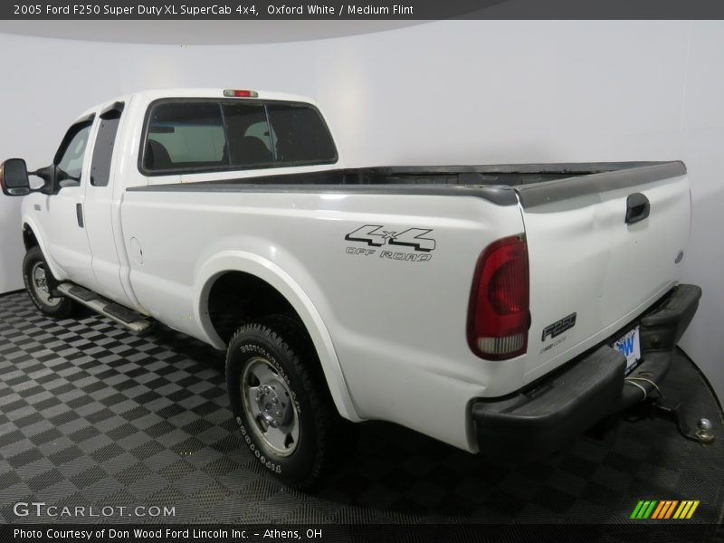 Oxford White / Medium Flint 2005 Ford F250 Super Duty XL SuperCab 4x4