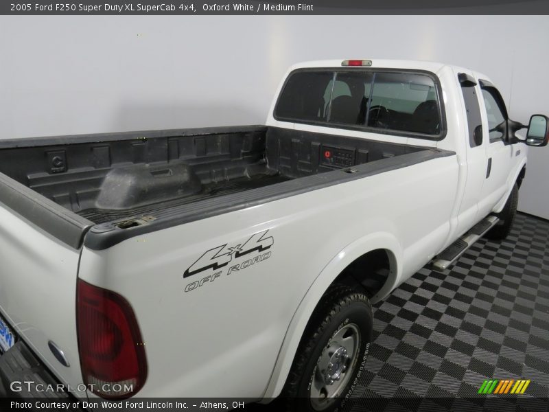 Oxford White / Medium Flint 2005 Ford F250 Super Duty XL SuperCab 4x4