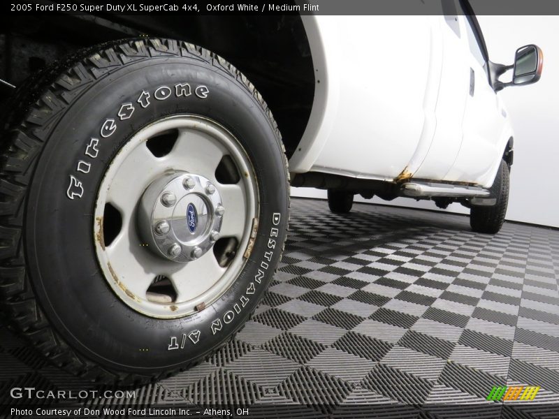 Oxford White / Medium Flint 2005 Ford F250 Super Duty XL SuperCab 4x4