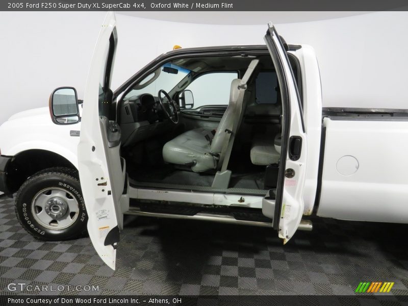 Oxford White / Medium Flint 2005 Ford F250 Super Duty XL SuperCab 4x4