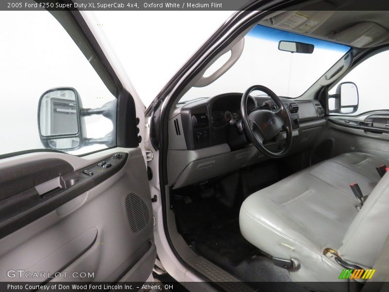 Oxford White / Medium Flint 2005 Ford F250 Super Duty XL SuperCab 4x4