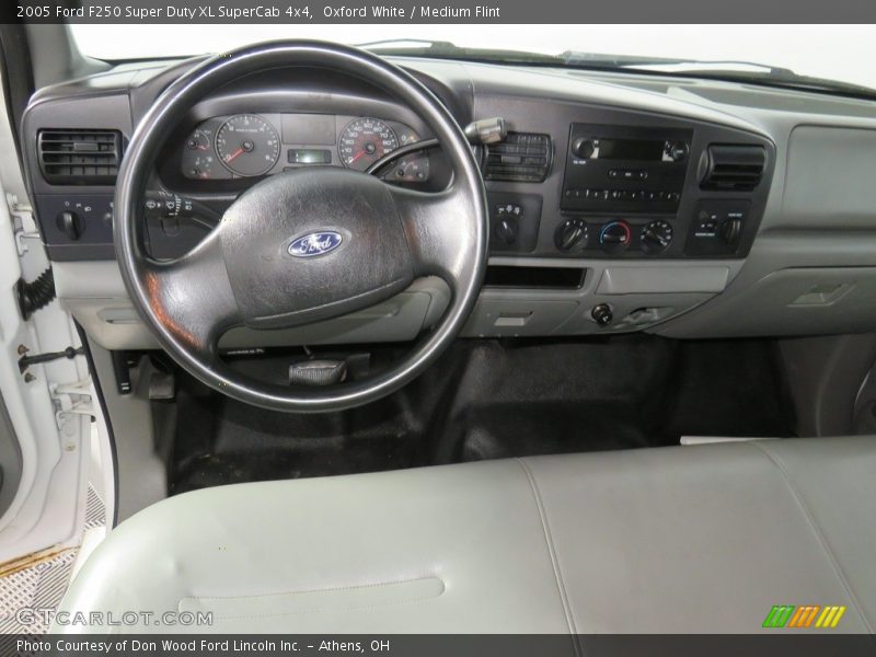 Oxford White / Medium Flint 2005 Ford F250 Super Duty XL SuperCab 4x4