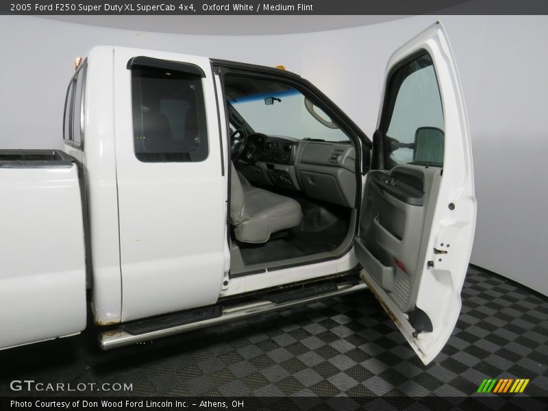 Oxford White / Medium Flint 2005 Ford F250 Super Duty XL SuperCab 4x4