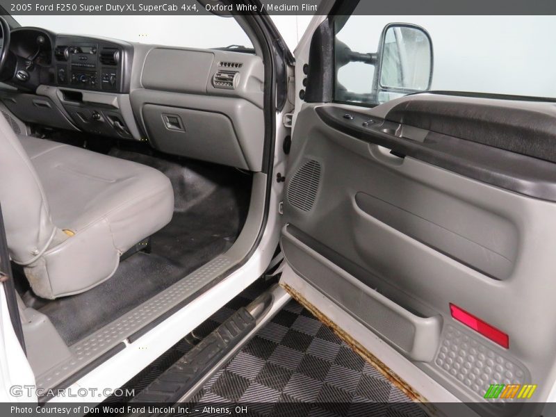 Oxford White / Medium Flint 2005 Ford F250 Super Duty XL SuperCab 4x4