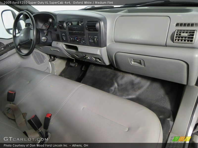 Oxford White / Medium Flint 2005 Ford F250 Super Duty XL SuperCab 4x4