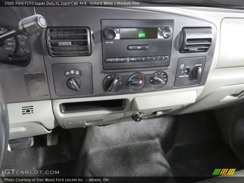 Oxford White / Medium Flint 2005 Ford F250 Super Duty XL SuperCab 4x4
