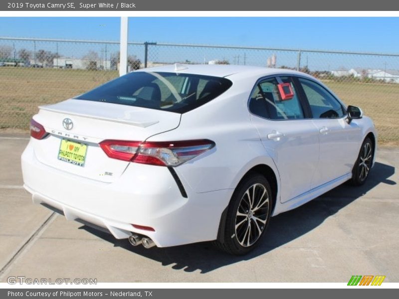 Super White / Black 2019 Toyota Camry SE