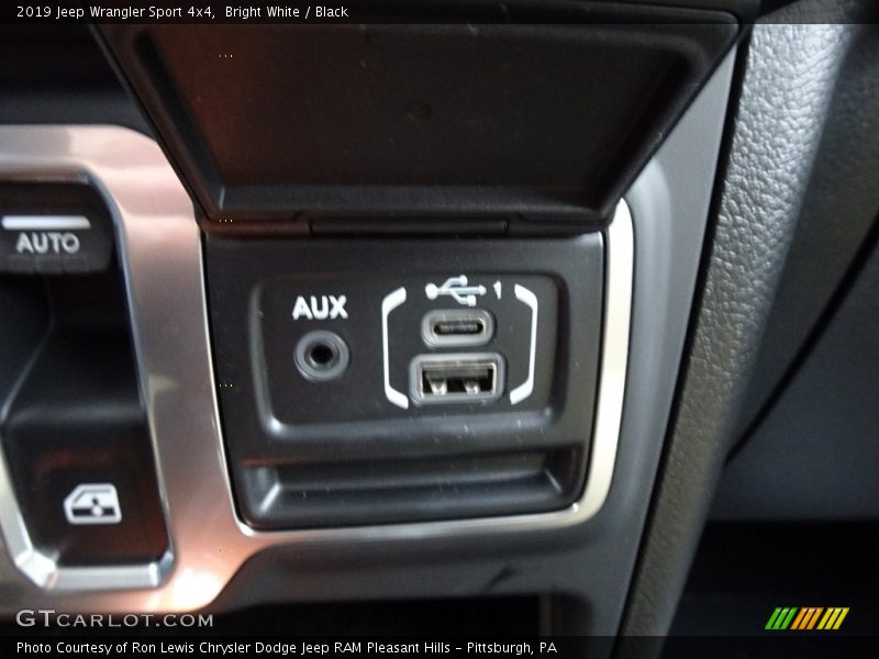 Bright White / Black 2019 Jeep Wrangler Sport 4x4