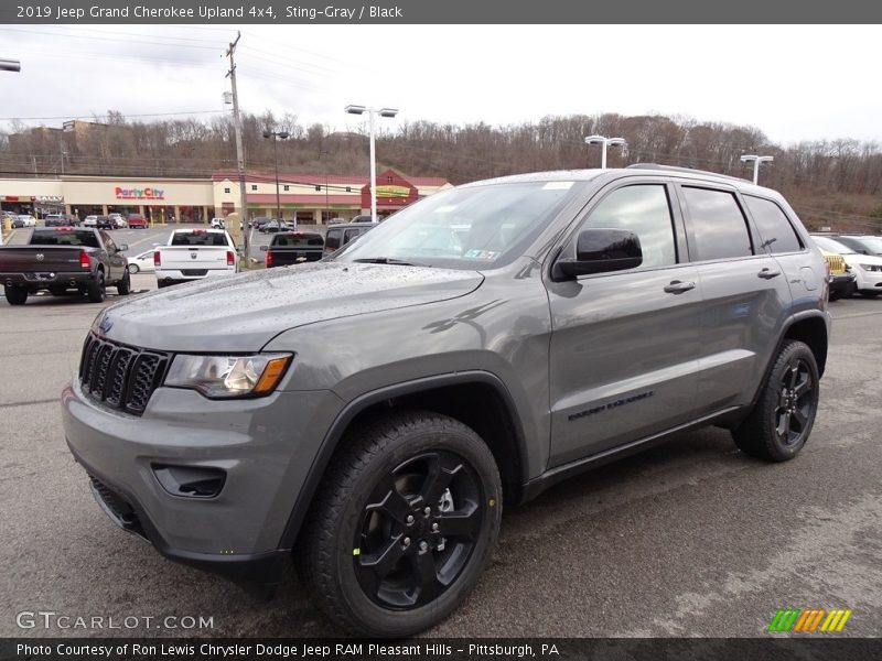 Front 3/4 View of 2019 Grand Cherokee Upland 4x4