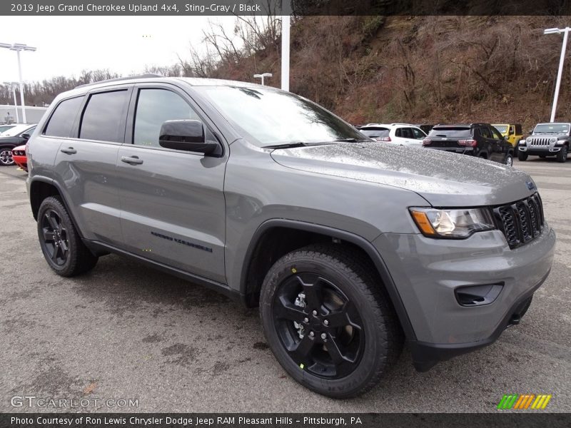 Front 3/4 View of 2019 Grand Cherokee Upland 4x4