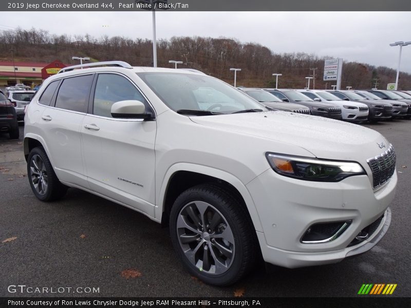 Front 3/4 View of 2019 Cherokee Overland 4x4
