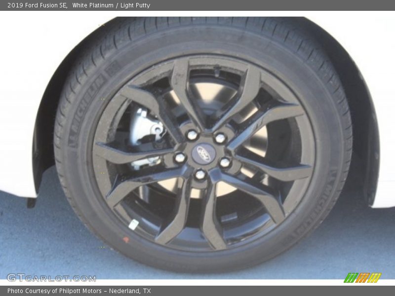 White Platinum / Light Putty 2019 Ford Fusion SE