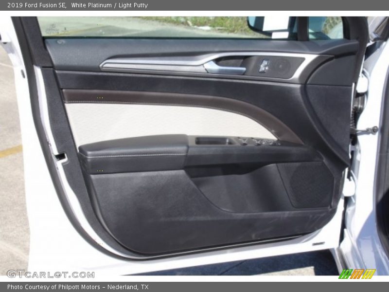 White Platinum / Light Putty 2019 Ford Fusion SE