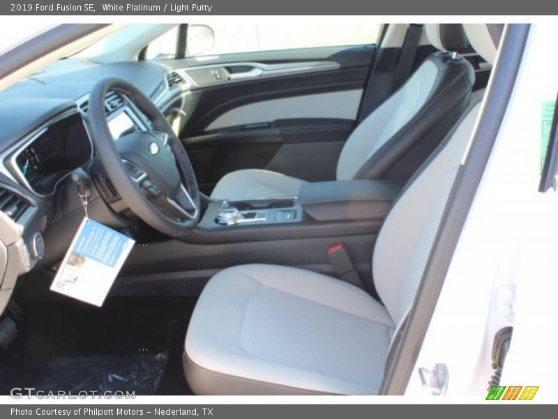 White Platinum / Light Putty 2019 Ford Fusion SE