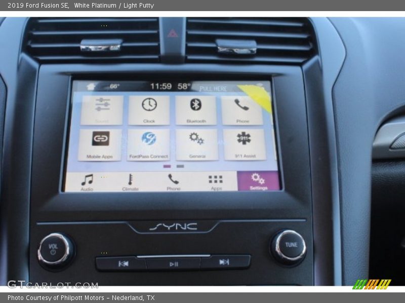 White Platinum / Light Putty 2019 Ford Fusion SE