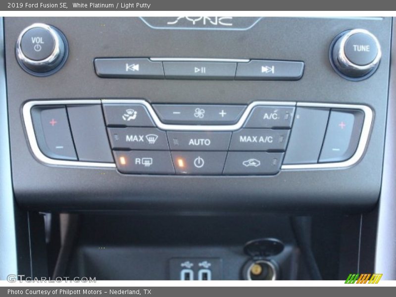 White Platinum / Light Putty 2019 Ford Fusion SE