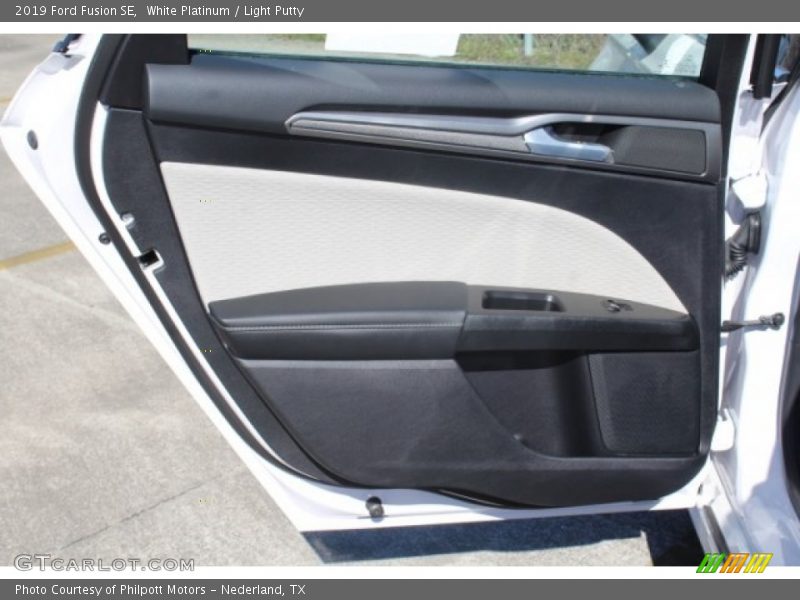 White Platinum / Light Putty 2019 Ford Fusion SE
