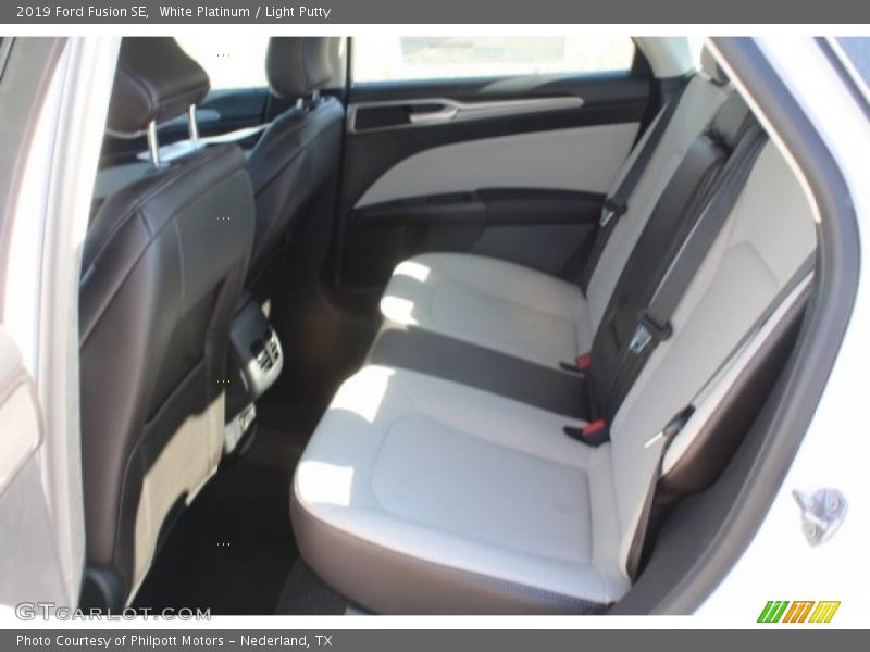 White Platinum / Light Putty 2019 Ford Fusion SE