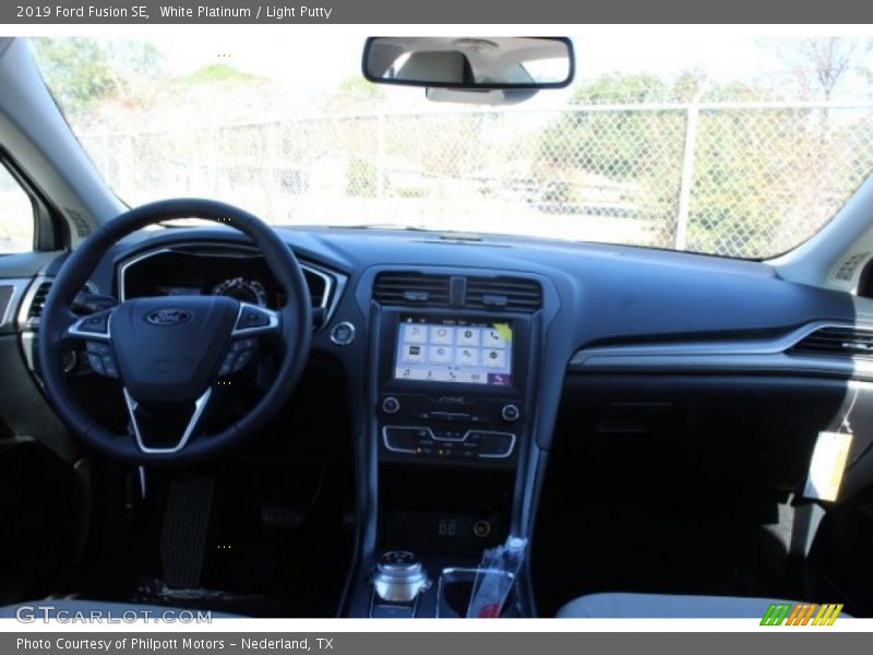 White Platinum / Light Putty 2019 Ford Fusion SE