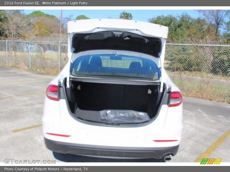 White Platinum / Light Putty 2019 Ford Fusion SE