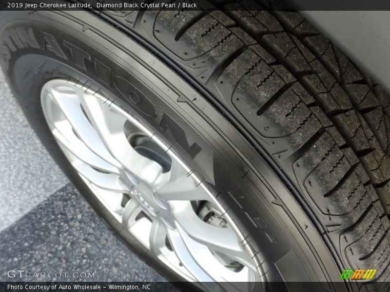 Diamond Black Crystal Pearl / Black 2019 Jeep Cherokee Latitude