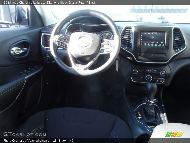 Diamond Black Crystal Pearl / Black 2019 Jeep Cherokee Latitude