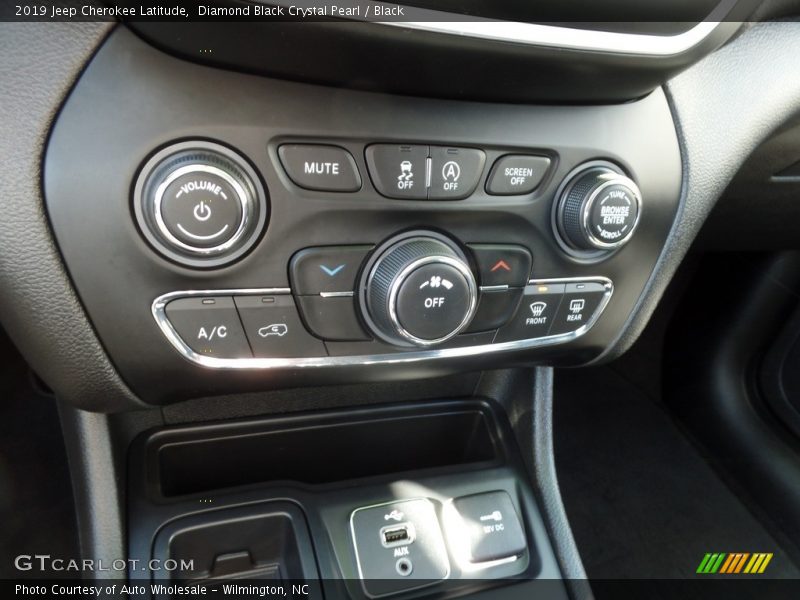 Diamond Black Crystal Pearl / Black 2019 Jeep Cherokee Latitude