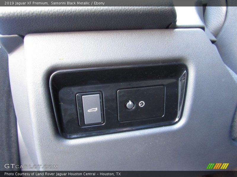 Santorini Black Metallic / Ebony 2019 Jaguar XF Premium