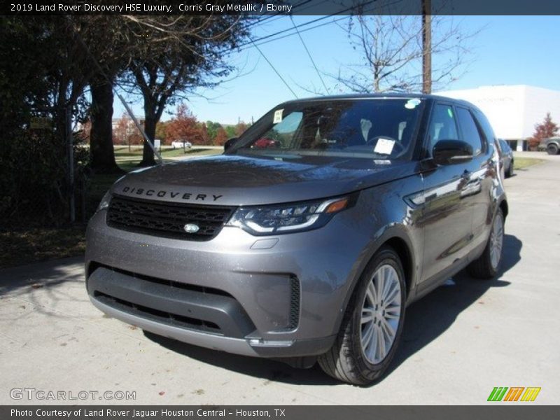 Front 3/4 View of 2019 Discovery HSE Luxury