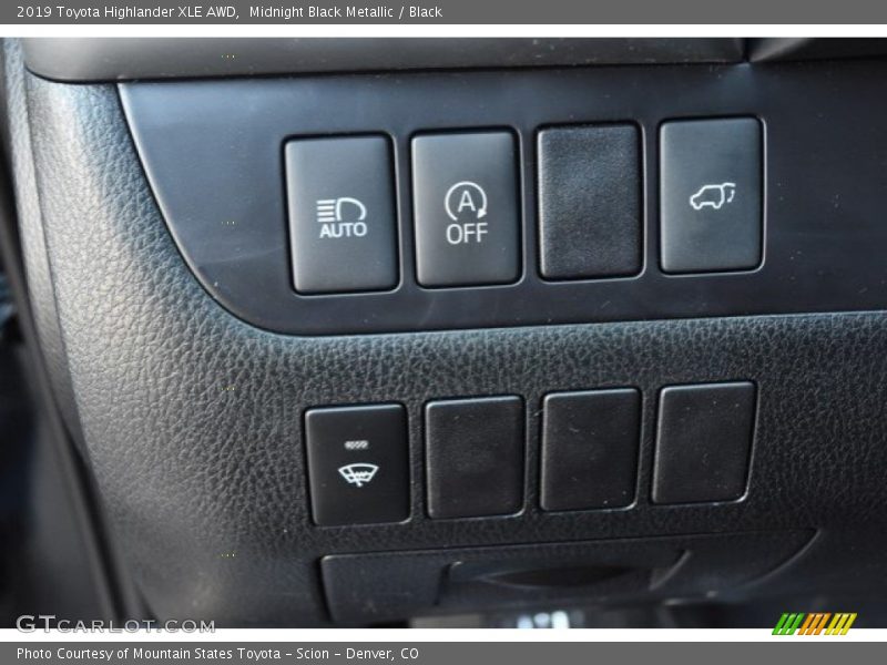 Midnight Black Metallic / Black 2019 Toyota Highlander XLE AWD