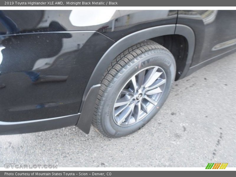 Midnight Black Metallic / Black 2019 Toyota Highlander XLE AWD