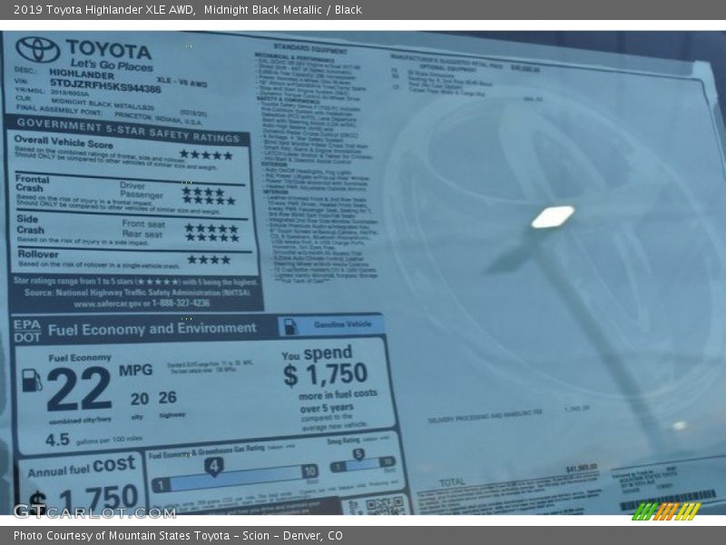 Midnight Black Metallic / Black 2019 Toyota Highlander XLE AWD