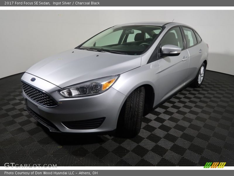 Ingot Silver / Charcoal Black 2017 Ford Focus SE Sedan
