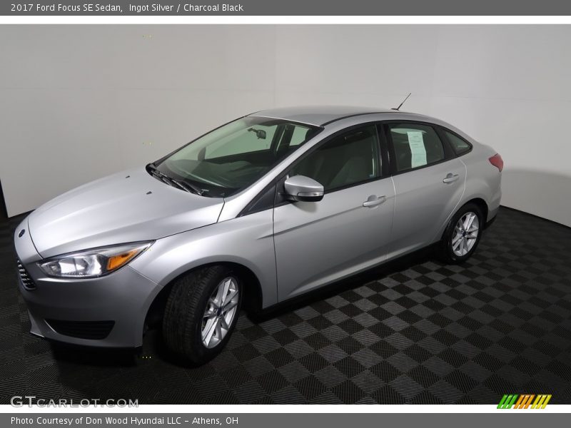 Ingot Silver / Charcoal Black 2017 Ford Focus SE Sedan