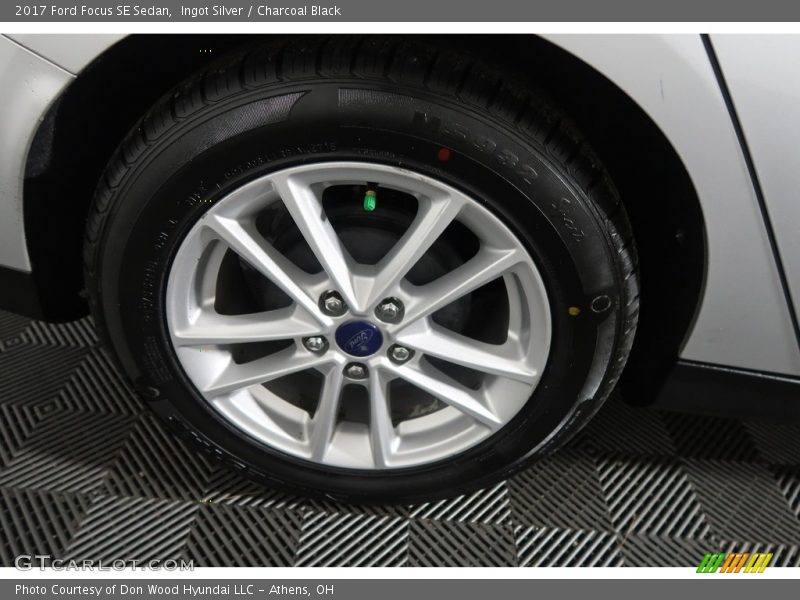 Ingot Silver / Charcoal Black 2017 Ford Focus SE Sedan