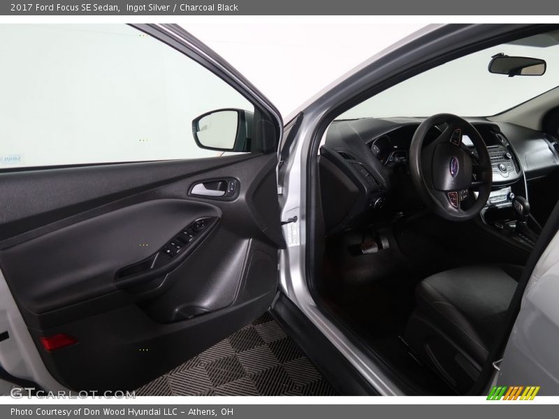 Ingot Silver / Charcoal Black 2017 Ford Focus SE Sedan