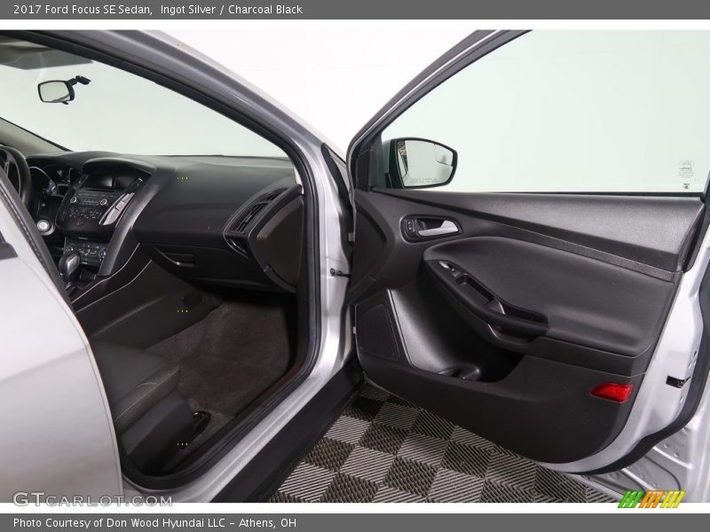 Ingot Silver / Charcoal Black 2017 Ford Focus SE Sedan